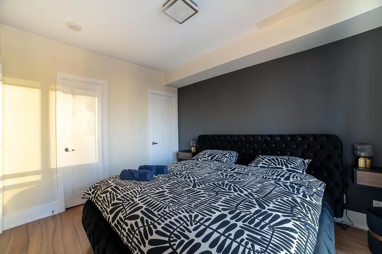 Designer Condo W/ Cn Tower View & Parking Toronto