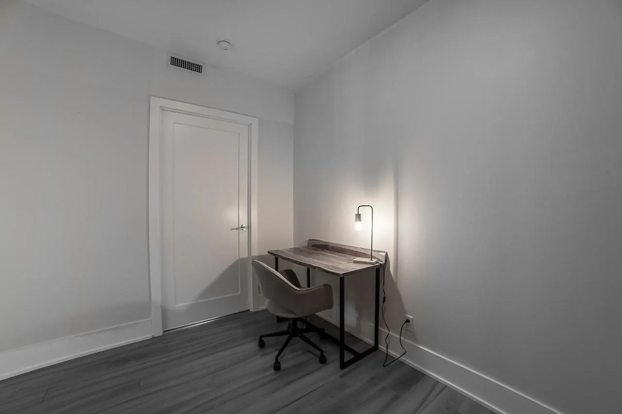 Designer Condo W/ Cn Tower View & Parking Toronto Appartement
