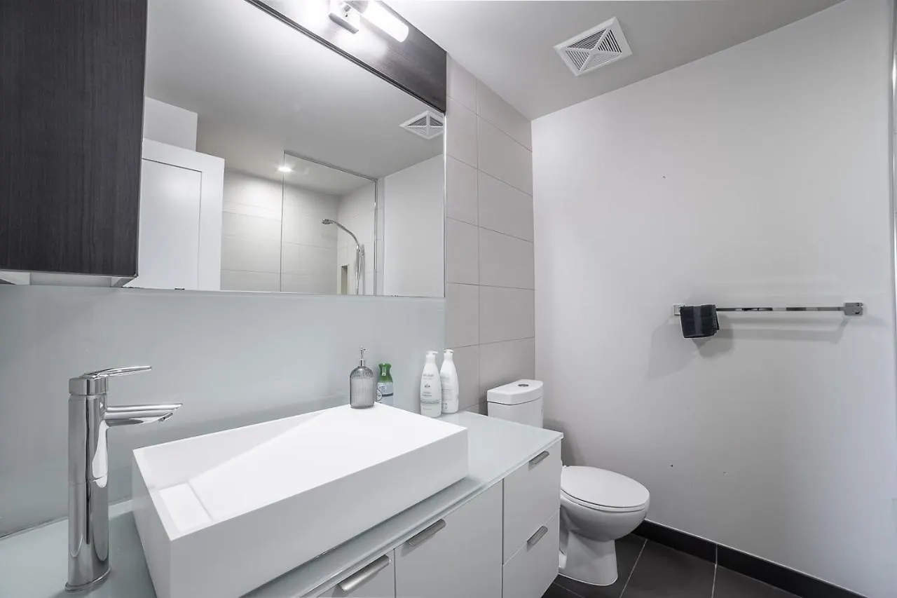 Designer Condo W/ Cn Tower View & Parking Toronto 0*,