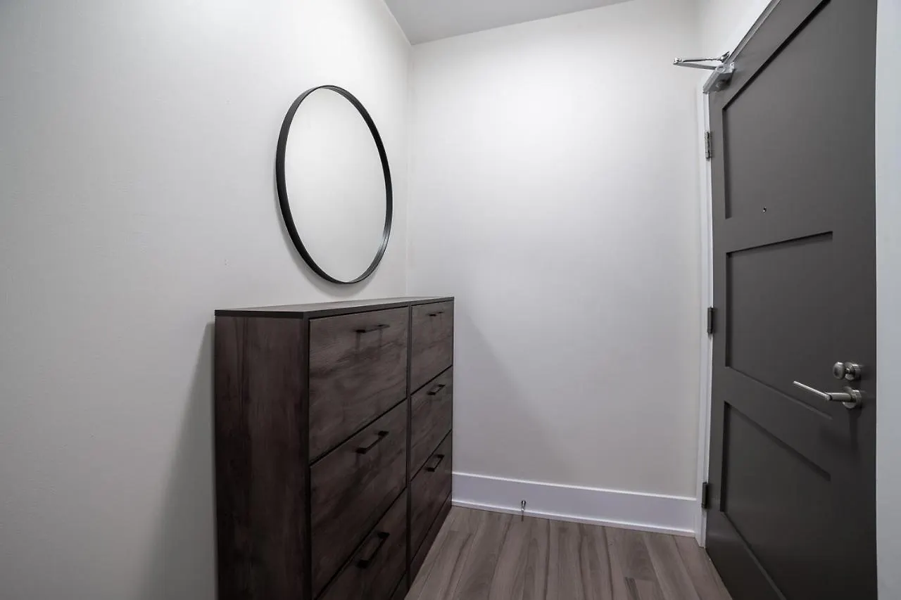 Designer Condo W/ Cn Tower View & Parking Toronto
