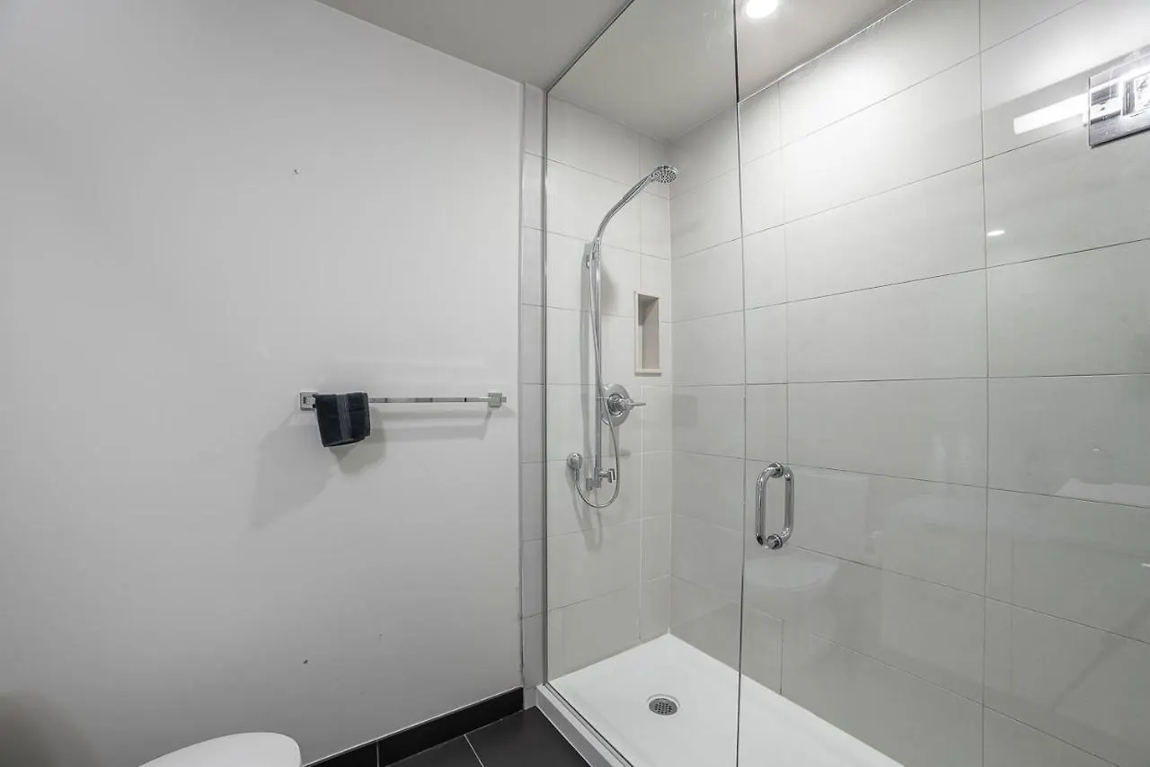 Designer Condo W/ Cn Tower View & Parking Toronto