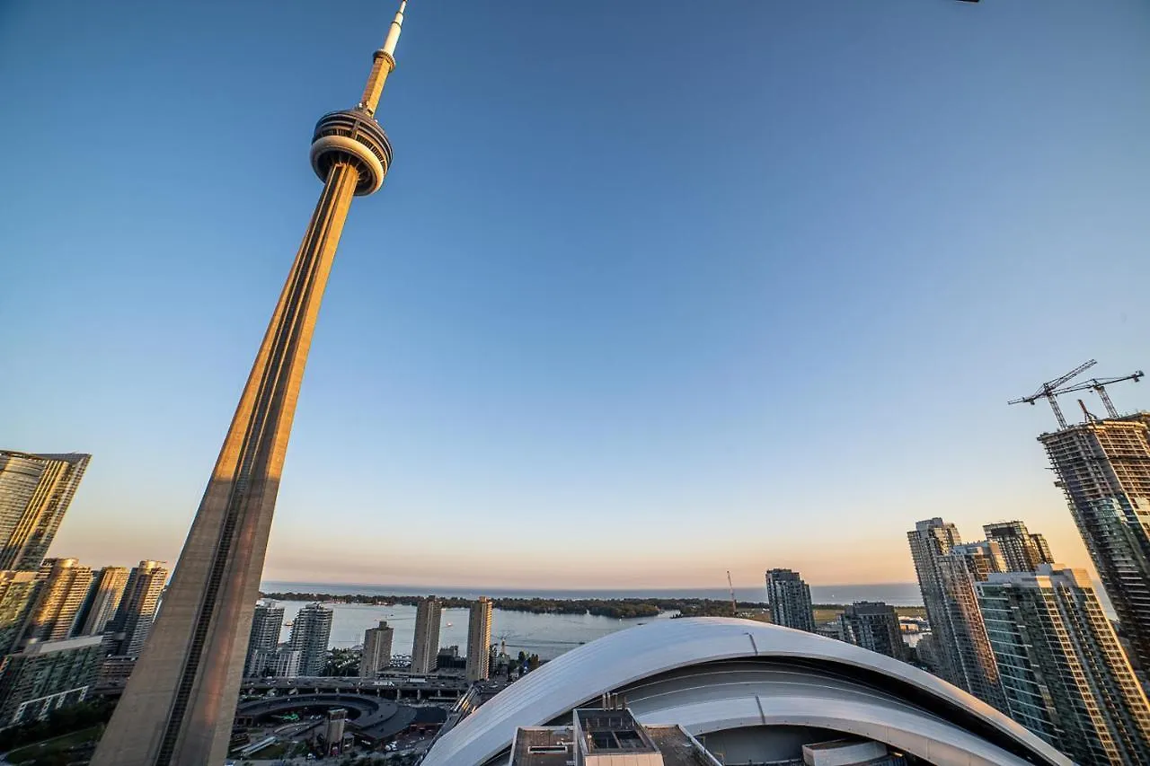 公寓 Designer Condo W/ Cn Tower View & Parking 多伦多